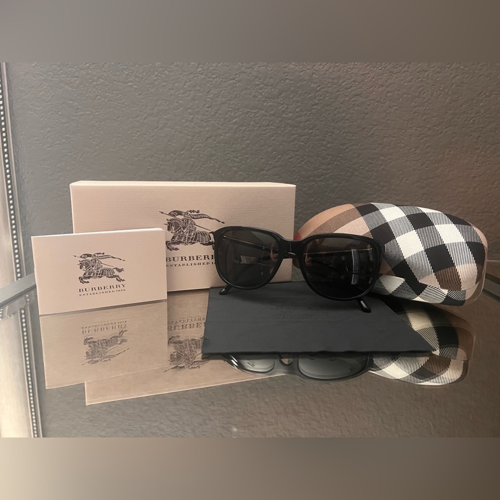 NWT Vintage Unused Burberry Tortoise and Black Framed Sunglasses